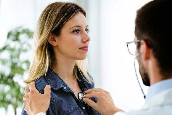 Ein Arzt untersucht eine Patientin