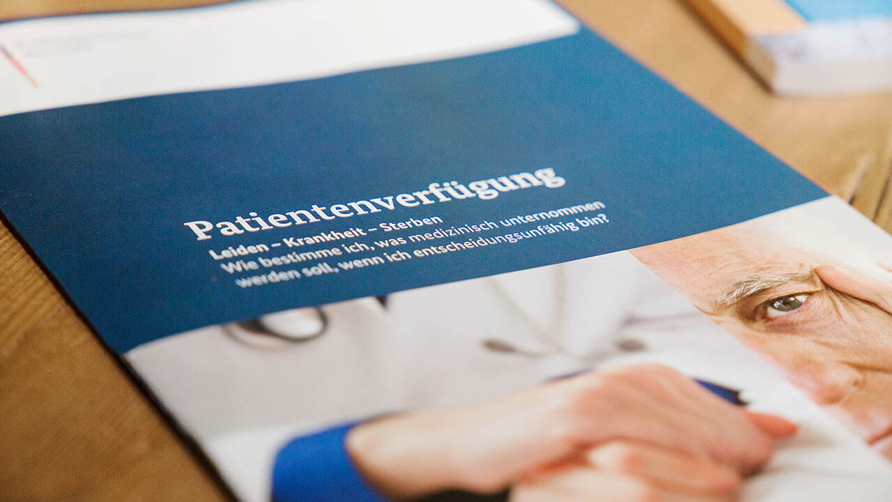 Die Nahaufnahme zeigt eine Mappe mit der Aufschrift Patientenverfügung.