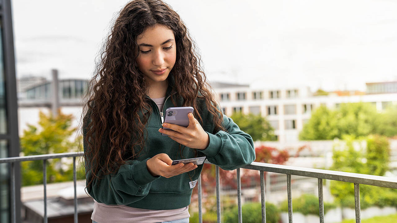 Ein Mädchen macht ein Foto mit ihrem Handy von ihrer elektronischen Gesundheitskarte der SBK.