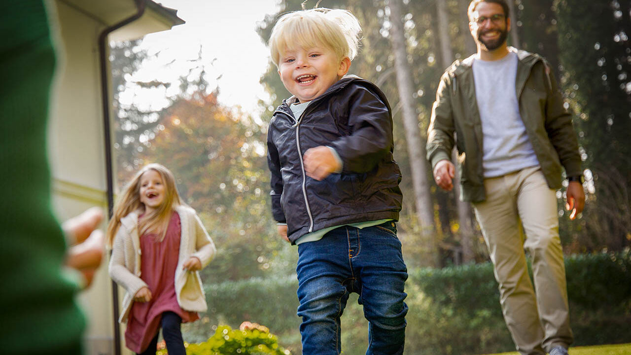 Eine Familie spielt gemeinsam im Garten.