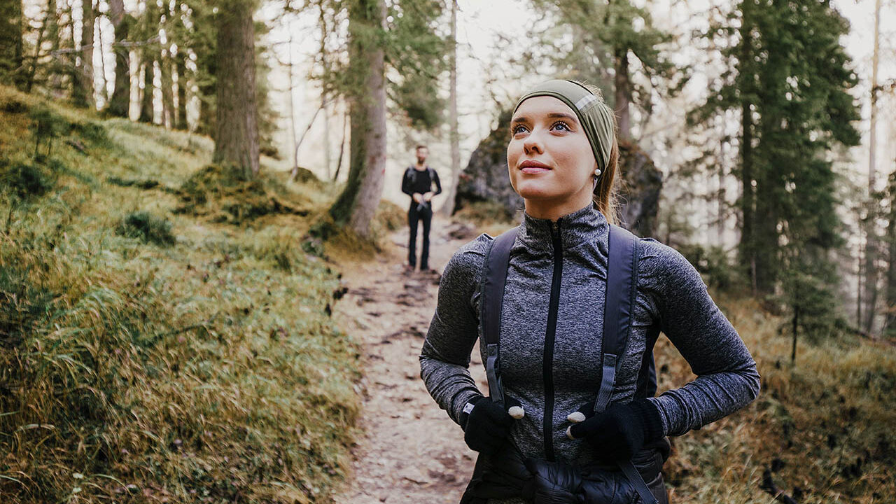 Eine Frau ist im Wald wandern.