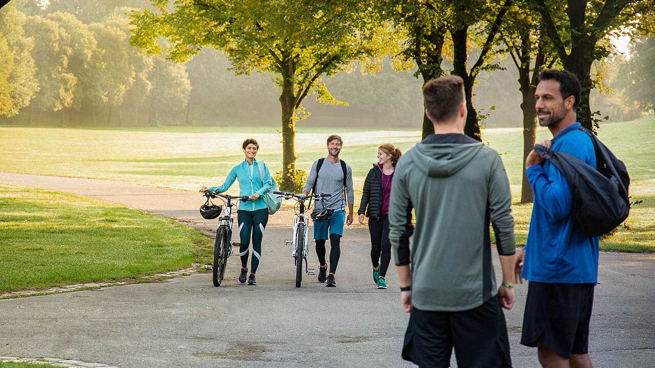 Eine Gruppe von Freunden trifft sich im Park zum Freizeitsport.