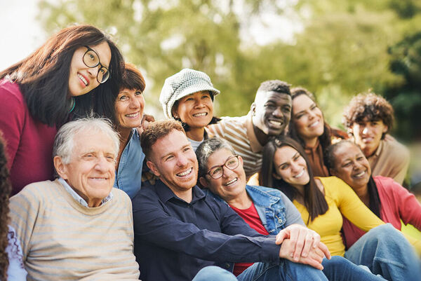 Diverse Menschen sitzen zusammen und sind fröhlich