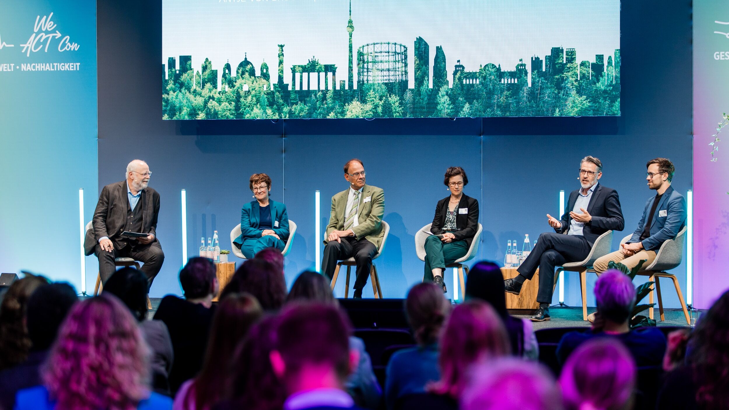 Fünf Menschen, darunter Dr. Gertrud Demmler, dsikutieren auf der Bühne der WeACT Con