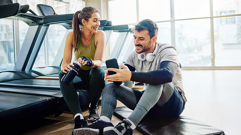 Eine Frau sieht sich ihr SBK-Bonusprogramm-Guthaben in der Meine SBK-App an.