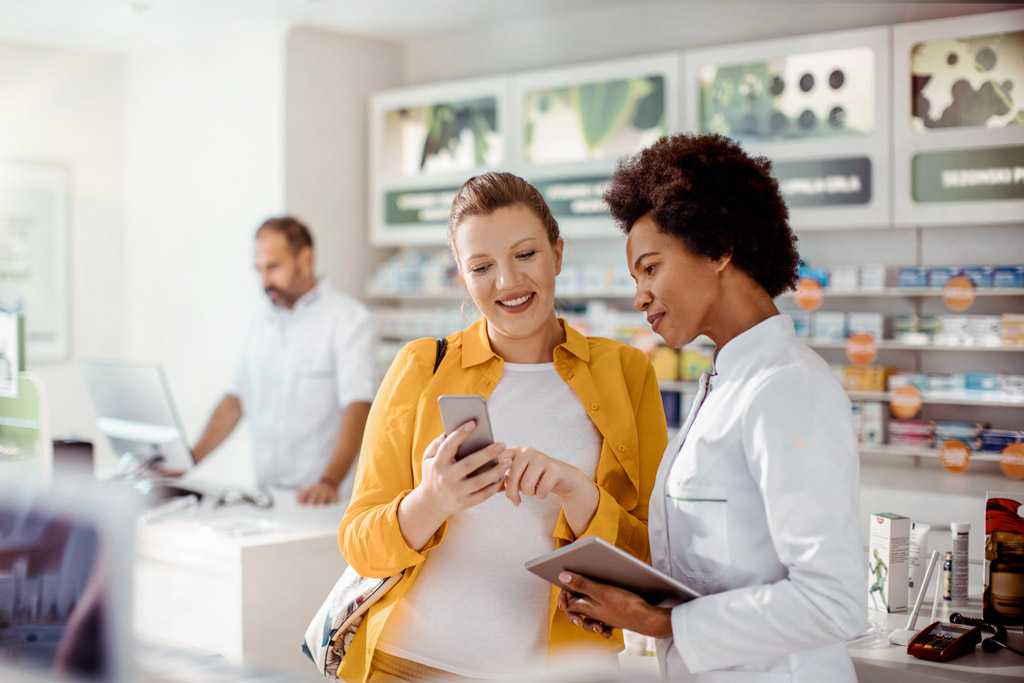 Frau lässt sich in der Apotheke beraten