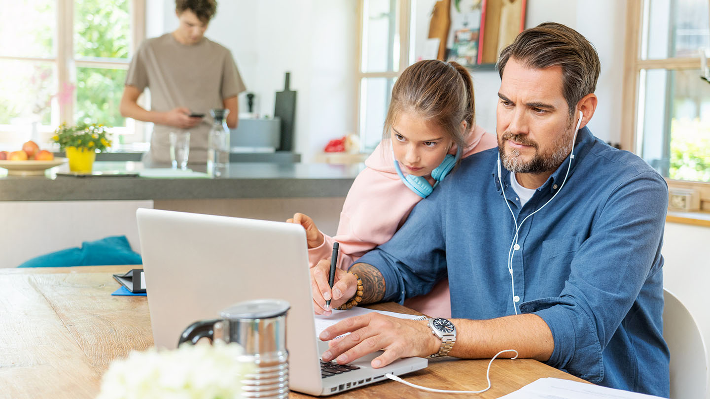 Vater und Tochter am Laptop